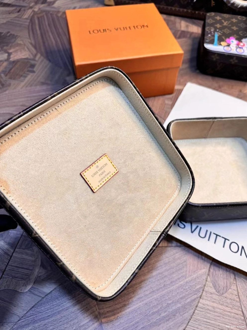 CUSTOM SQUARE CASE LV VANITY 0825